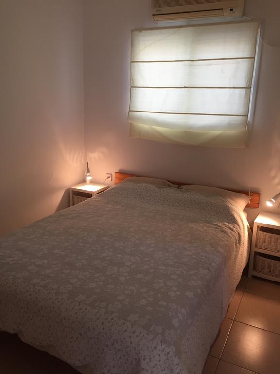 Gil'S Guest Rooms Neve Zohar Habitación foto