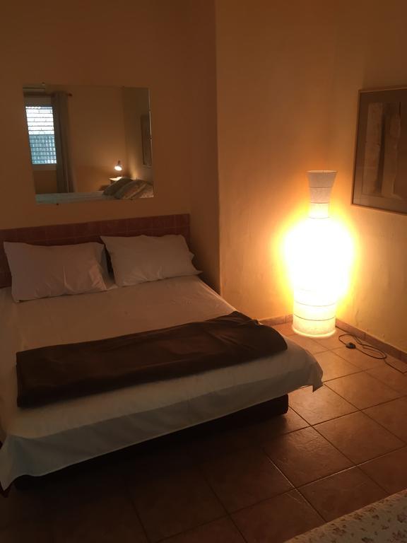 Gil'S Guest Rooms Neve Zohar Habitación foto