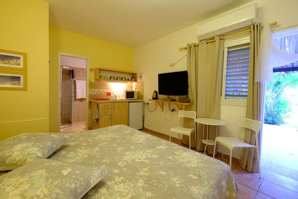 Gil'S Guest Rooms Neve Zohar Habitación foto