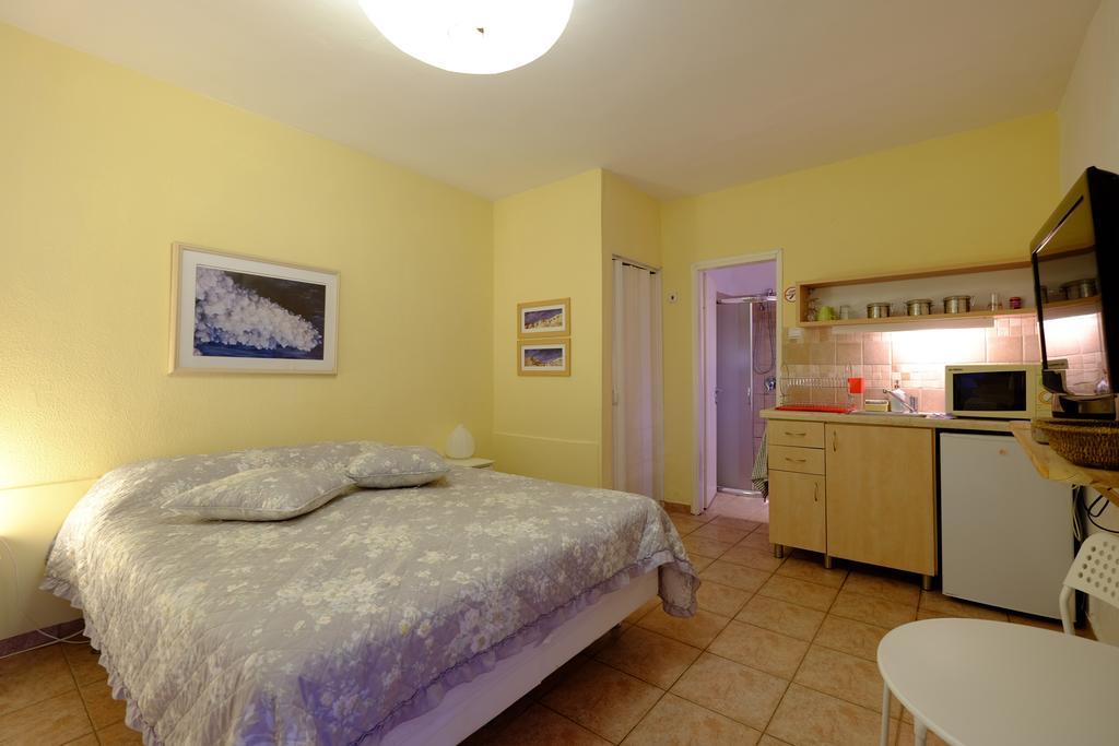 Gil'S Guest Rooms Neve Zohar Habitación foto