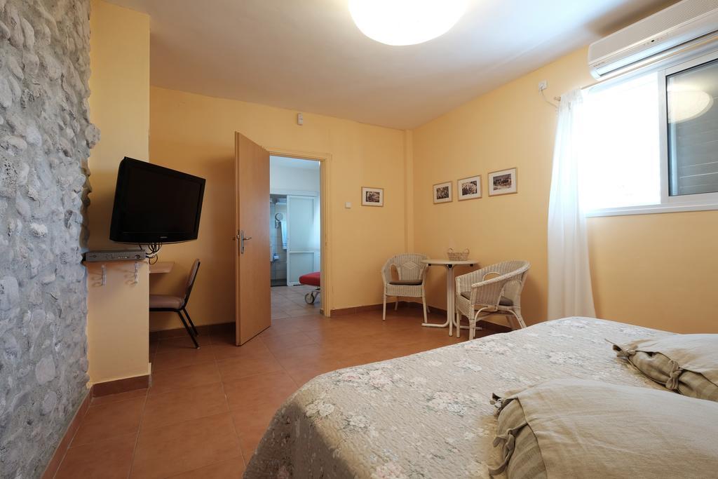 Gil'S Guest Rooms Neve Zohar Habitación foto