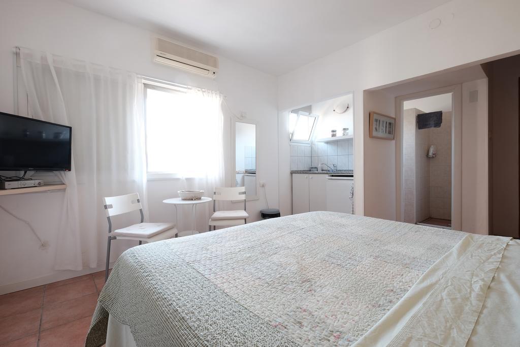 Gil'S Guest Rooms Neve Zohar Habitación foto