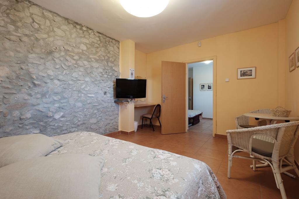Gil'S Guest Rooms Neve Zohar Habitación foto