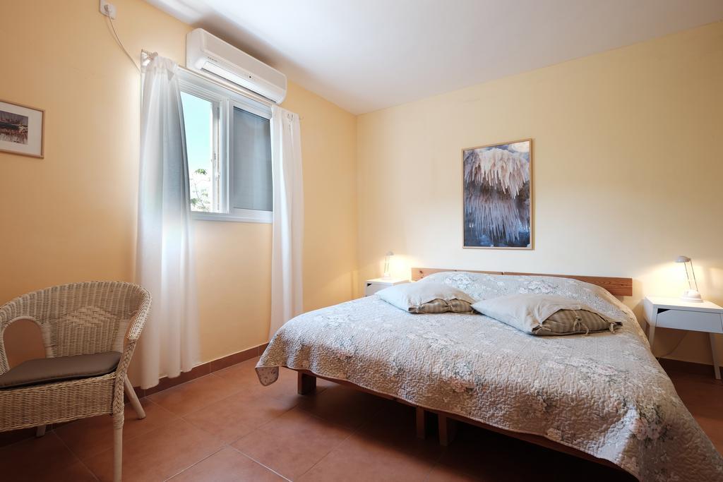 Gil'S Guest Rooms Neve Zohar Habitación foto