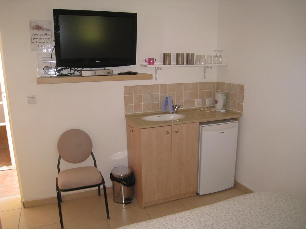 Gil'S Guest Rooms Neve Zohar Habitación foto